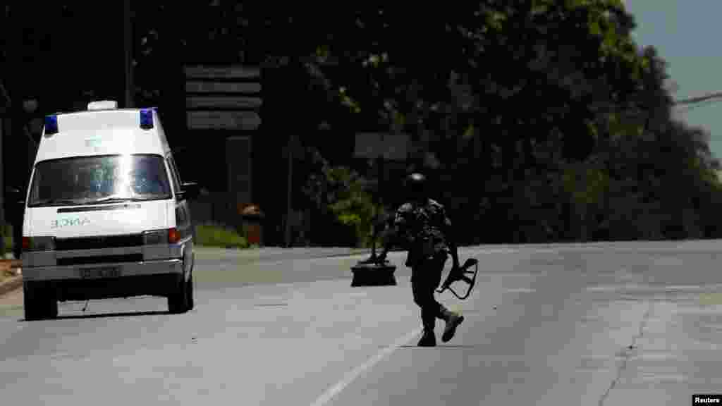 Un soldats se déplace à côté de son camp à Abidjan, en Côte d'Ivoire, le 12 mai 2017.
