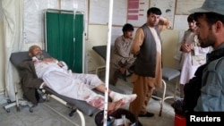 阿富汗北部一座清真寺發生一次自殺爆炸襲擊﹐一名傷者正等候救治。