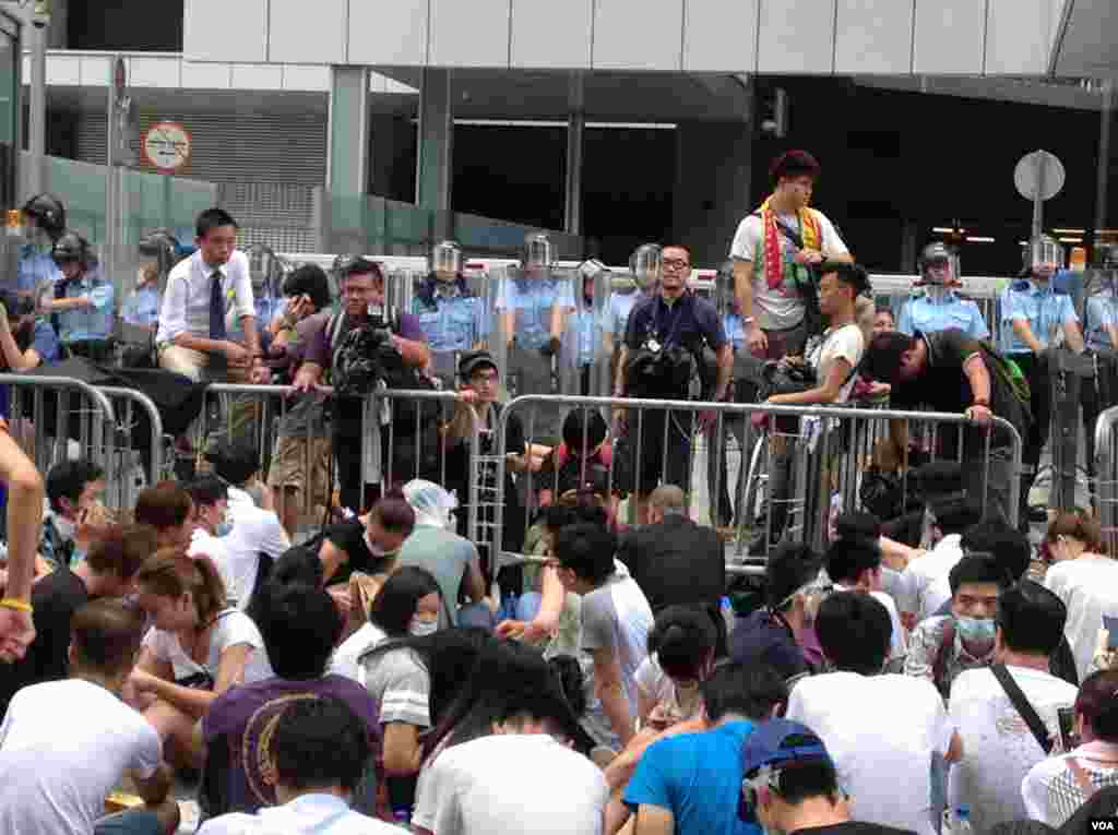 数千香港市民云集政府总部声援被困公民广场学生（美国之音图片／海彦拍摄）