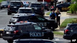 Policija ispred zgrade u kojoj se nalazi redakcija lista "Capital Gazette" u Anapolisu, Marylandu, 28. jun 2018.