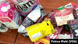 Sampah plastik kemasan produk dari luar negeri yang diambil dari sejumlah tempat pembuangan sampah plastik di Jawa Timur, Juni 2019.(Foto: Petrus Riski/VOA)
