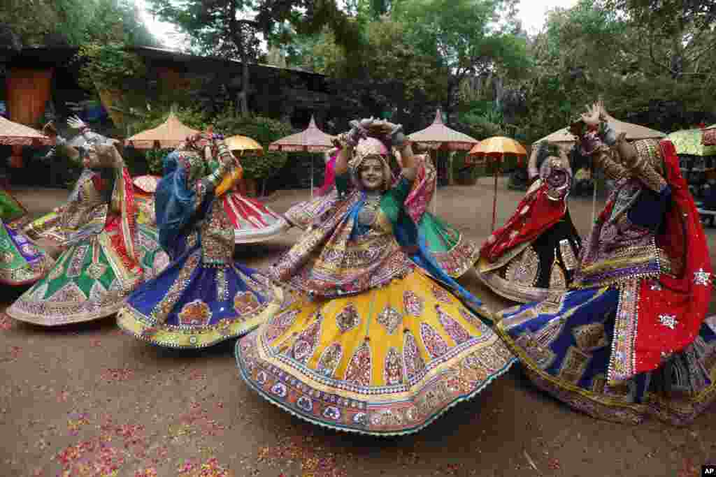 گروهی از زنان هندو در احمدآباد در حاشیه فستیوال &laquo;ناوراتری&raquo;، رقص گاربا انجام می دهند. در این فستیوال نه روزه،&nbsp;الهه&zwnj;ی زن &laquo;شاکتی&raquo; که نمادی از قدرت زنانه است، ستایش می&zwnj;شود.&nbsp;