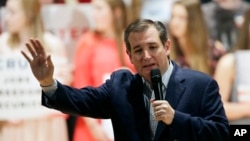 Le candidat ultra-conservateur à l'investiture pour la présidentielle américaine Ted Cruz, tient un meeting à Woodrow Wilson Middle School, 24 avril 2016, in Terre Haute, Indiana, Etats-Unis