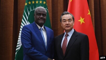 Chủ tịch Ủy ban Liên minh Châu Phi Moussa Faki Mahamat (trái) bắt tay Bộ trưởng Ngoại giao Trung Quốc Vương Nghị trước cuộc hội kiến ở Bắc Kinh, Trung Quốc, ngày 8 tháng 2, 2018.