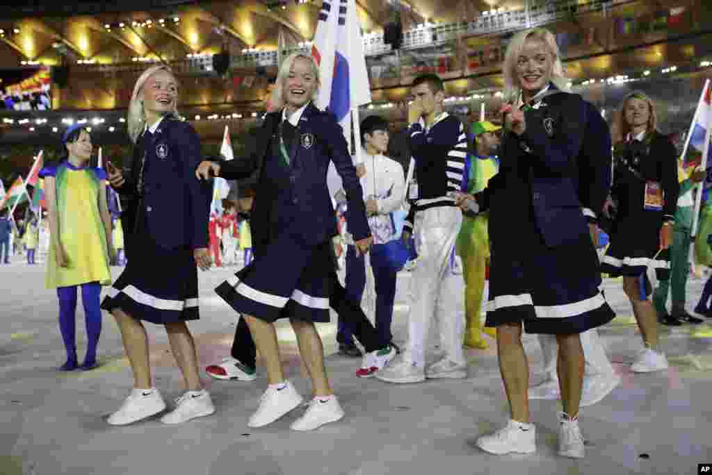 لینا، لیلا و لی لی لویک خواهران سه قلو، عضو تیم ملی دو و میدانی استونی در مراسم اختتامیه المپیک.