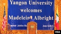 အေမရိကန္ ႏိုုင္ငံျခားေရး၀န္ႀကီးေဟာင္း Madeleine Albright ရန္ကုုန္တကၠသိုုလ္မွာ မိန္႔ခြန္းေျပာၾကားေနစဥ္ (ဓာတ္ပံုု - ဗြီအိုုေအျမန္မာပိုုင္း)