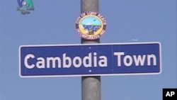 ផ្លាក​សញ្ញា​«ក្រុង​ខ្មែរ» (Cambodia Town) ដែល​ត្រូវ​បាន​តំឡើង​កាល​ពី​ថ្ងៃ​ទី​១៦​ខែ​កក្កដា​ឆ្នាំ​នេះ កំណត់​សម្គាល់​ជា​ផ្លូវការ​នូវ​សង្កាត់​ខ្មែរ​របស់​ទី​ក្រុង​ឡុងប៊ិច​ ដែល​មាន​ពលរដ្ឋ​ខ្មែរ​រស់​នៅ​ជាង​៦០.០០០នាក់។