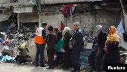 ဒမတ်စကဒ်မှာရှိတဲ့ Yarmouk ဒုက္ခသည်စခန်းအတွင်း လူသားချင်းစာနာမှုအကူအညီပေးဝေမှုကို ရဖို့ စောင့်ဆိုင်းနေကြတဲ့ ဒုက္ခသည်များ။ (မတ်လ ၁၁၊ ၂၀၁၅) 