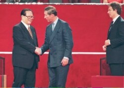 1997年7月1日中国国家主席江泽民、英国王储查尔斯和首相布莱尔参加香港主权移交仪式。