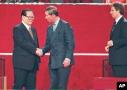 1997年7月1日中国国家主席江泽民、英国王储查尔斯和首相布莱尔参加香港主权移交仪式。