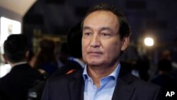 FILE - United Airlines CEO Oscar Munoz is pictured prior to an interview in New York, June 2, 2016. 