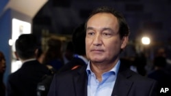 FILE - United Airlines CEO Oscar Munoz is pictured prior to an interview in New York, June 2, 2016. Munoz said in a note to employees April 11, 2017, that a United flight crew "followed established procedures" when a passenger was forcibly removed from an
