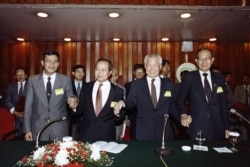 FILE: The leaders of the Cambodian factions join hands at a press conference at the end of their talks where the reached a peace agreement to end the Cambodian war on September 10, 1990 at Jakarta. (From L) Cambodian Prime Mininster Hun Sen, the law academic Norodom Ranariddh, Red Khmer's leader Khieu Samphan and anti-communist FLNPK leader Son Sann.