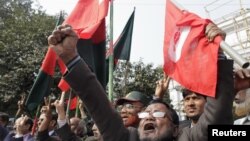 Members of Bangladesh Muktijoddha Sangsad, a welfare association for combatants who fought during the war for independence from Pakistan in 1971, shout slogans after a war crimes tribunal sentenced Abul Kalam Azad to death in Dhaka, January 21, 2013.