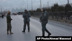 Petugas keamanan Afghanistan berjaga dekat lokasi dua ledakan (10/1/2017). Kabul, Afghanistan. (foto: AP Photo/Rahmat Gul)