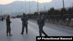 Les forces de sécurité afghanes patrouillent à Kaboul après les attentats le 10 janvier 2017.