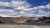 Suasana di depan Danau Pangong, distrik Leh wilayah Union di Ladakh yang berbatasan dengan India dan China, 14 September 2018. (Foto: dok).
