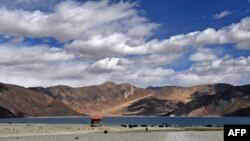 Suasana di depan Danau Pangong, distrik Leh wilayah Union di Ladakh yang berbatasan dengan India dan China, 14 September 2018. (Foto: dok).
