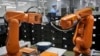 นักลงทุนสนใจใช้จีนเป็นแหล่งผลิตหุ่นยนต์ที่ใช้ในโรงงานเพราะได้เปรียบด้านราคา