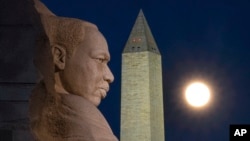រូបឯកសារ៖ រូបថត​បង្ហាញ​ពីរូបសំណាក​លោក Martin Luther King Jr. ក្នុង​រដ្ឋធានី​វ៉ាស៊ីនតោន កាល​ពី​ល្ងាច​ថ្ងៃ​អង្គារ ទី២៩ ខែធ្នូ ឆ្នាំ២០២០។ (AP Photo/J. David Ake)