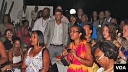 Emigrantes de Cabo Verde nos Estados Unidos, de visita à sua terra, homenageados com uma recepção oferecida pela embaixadora americana (Embaixada EUA)