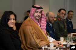 خالد بن سلمان، معاون وزیر دفاع عربستان سعودی که در واشنگتن به سر می برد بعد از دیدار با وزیر خارجه، با وزیر دفاع آمریکا هم دیدار کرد.