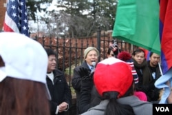 FILE: CNRP vice-president Eng Chhay Eang talks to protesters in front of the White House, in Washington, D.C., Sunday December 10th, 2017. (VOA Khmer)