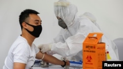 Nhân viên y tế lấy mẫu máu xét nghiệm Covid-19 cho người dân tại Hà Nội vào tháng 3/2020.