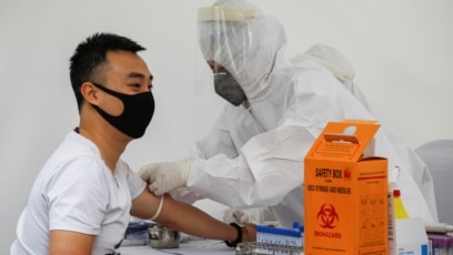  Nhân viên y tế lấy mẫu máu xét nghiệm Covid-19 cho người dân tại Hà Nội vào tháng 3/2020.
