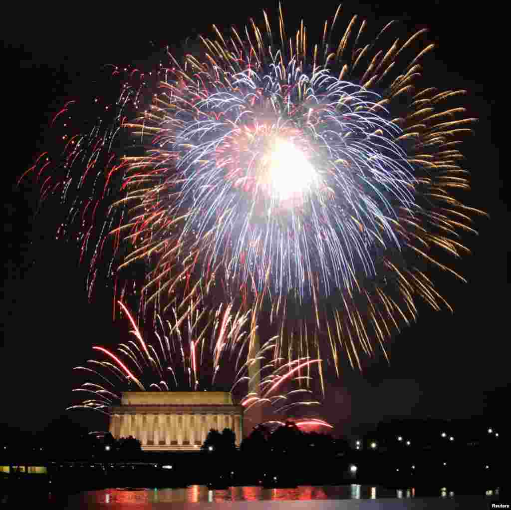 Kembang api raksasa menghias angkasa di atas Lincoln Memorial dalam perayaan hari Kemerdekaan Amerika, 4 July 2011. (Brian Allen/VOA)