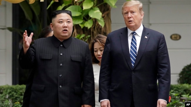 2019年2月28日美国总统特朗普和朝鲜领导人金正恩在越南河内见面后散步。