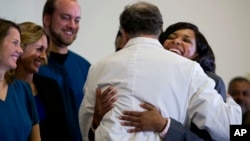 La enfermera Amber Vinson abraza al epidemiólogo de la Universidad Emory Bruce Ribner tras ser dada de alta este martes.