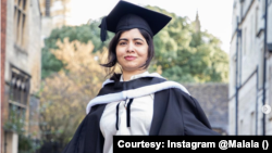 چوبیس برس کی ملالہ یوسف زئی نے سوشل میڈیا پر اپنی گریجویشن کی تصاویر پوسٹ کیں جن میں انہیں اپنے شوہر، والدین اور دوستوں کے ساتھ خوشی مناتے دیکھا جا سکتا ہے۔