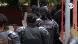 Policías salen de la Fiscalía de Nicaragua, en Managua, tras citaciones a periodistas en junio de 2021. Foto archivo VOA.