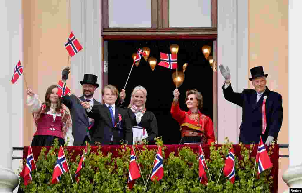 Norway&#39;s Queen Sonja and King Harald, Crown Prince Haakon, Crown Princess Mette-Mari, Princess Ingrid Alexandra and Prince Sverre Magnu waves Norwegian flags, during the Norwegian Constitution Day, in Oslo.