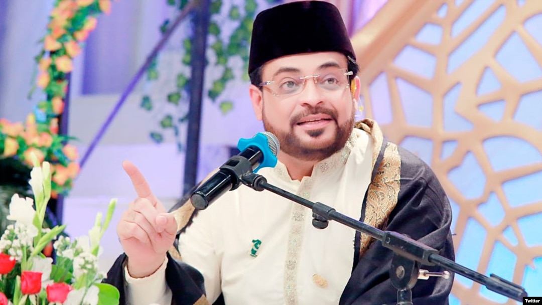 عامر لیاقت پی ٹی وی کے ایک پروگرام کی میزبانی کرتے ہوئے۔