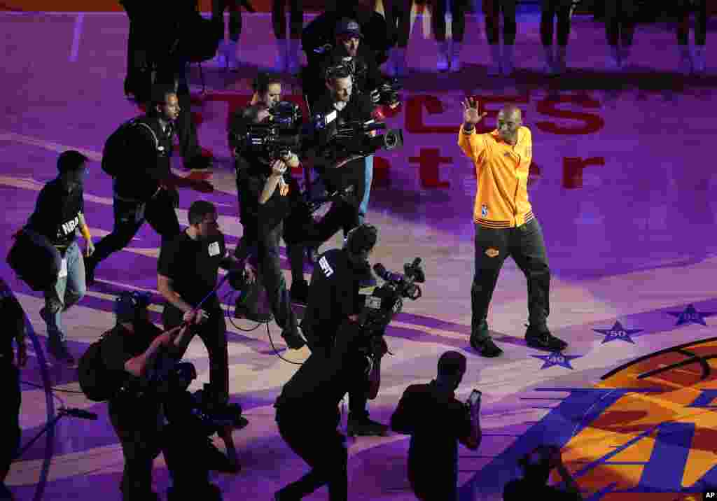 Los Angeles Lakers forward Kobe Bryant waves to the crowd during a ceremony before Bryant's last NBA basketball game, against the Utah Jazz in Los Angeles, April 13, 2016.