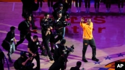 Los Angeles Lakers forward Kobe Bryant waves to the crowd during a ceremony before Bryant's last NBA basketball game, against the Utah Jazz in Los Angeles, April 13, 2016. (AP Photo/Mark J. Terrill)