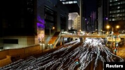 Orang berjalan selama pawai Hari Hak Asasi Manusia, yang diselenggarakan oleh Front Hak Asasi Manusia Sipil, di Hong Kong, 8 Desember 2019.(Foto: Reuters / Denmark Siddiqui)