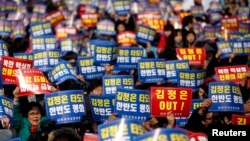 22일 한국 서울역에서 북한의 핵실험을 규탄하기 위애 열린 대규모 시위.
