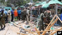 索马里军人在被炸毁的餐厅附近