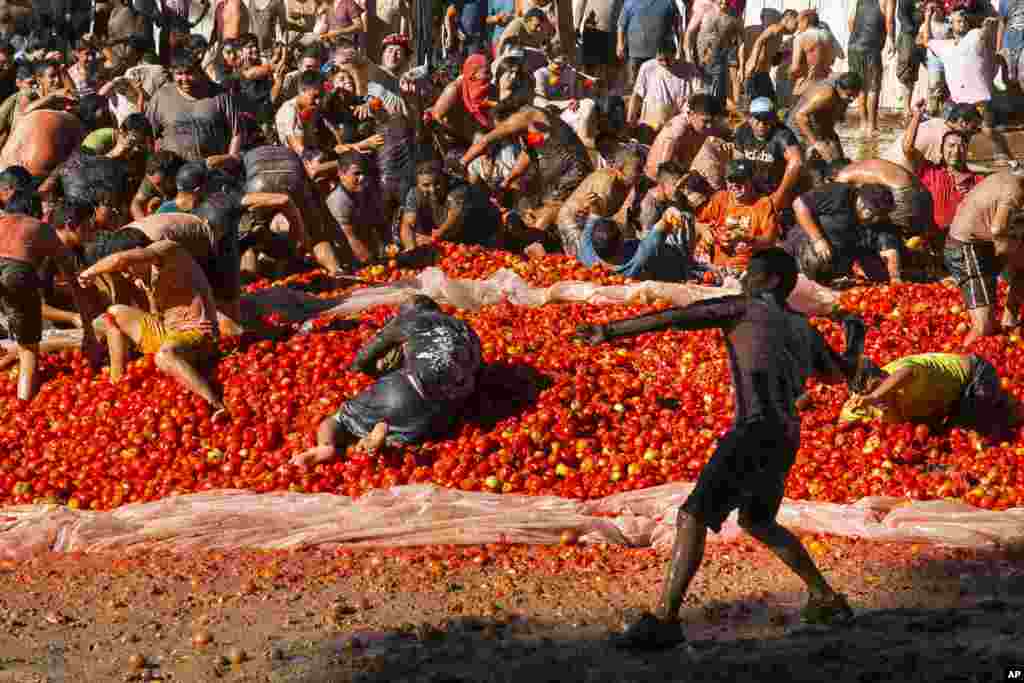Para peserta &#39;Perang Tomat&#39; pada festival musim panas di Quillon, Chile selatan.