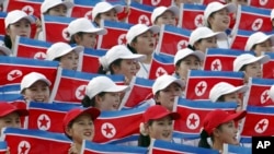 지난 2003년 8월 한국 대구에서 열린 유니버시아드대회에서 북한 응원단이 응원하고 있다.