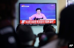 People watch a TV news program showing North Korea's announcement of a hydrogen bomb test, at the Seoul Railway Station in Seoul, South Korea, Jan. 6, 2016.