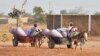 Des déplacées internes et leurs charrettes à Pissila, au Burkina Faso, le 23 janvier 2020. 
