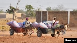 Des déplacées internes et leurs charrettes à Pissila, au Burkina Faso, le 23 janvier 2020. 