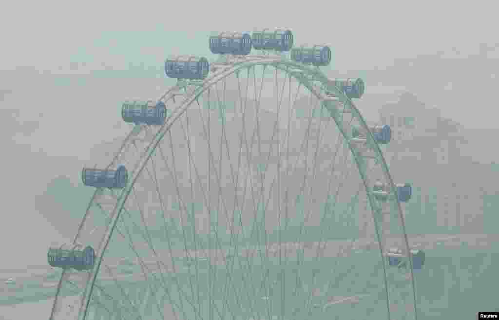The Singapore Flyer is seen on a hazy day in Singapore. The haze worsened with the Pollutant Standards Index (PSI) hitting 111 at 4 pm, according to local media.