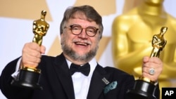 Guillermo del Toro, ganador de los premios Oscar a Mejor Director y Mejor Película por "The Shape of Water," posa ante los fotógrafos en la sala de prensa del Teatro Dolby en Los Angeles, 4-3-18. Del Toro preside el jurado del Festival de Cine de Venecia 2018 que tiene lugar en la ciudad italiana hasta el 8 de septiembre.