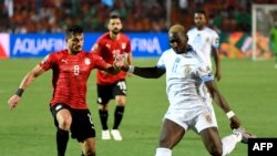 Yannick Bolasié ya RDC (D) azali kondongwana na Tarek Hamed ya Egypte, na Caire, na Egypte, 26 juin 2019.