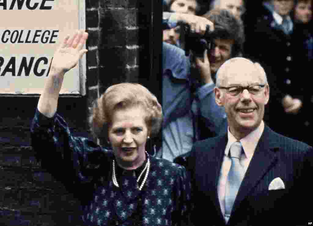 Thủ tướng Thatcher c&ugrave;ng phu qu&acirc;n rời ph&ograve;ng phiếu sau khi đi bầu tại London, 9/6/1983. 